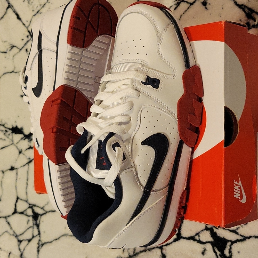 Nike cross trainer low sz 6.5 wmns 8